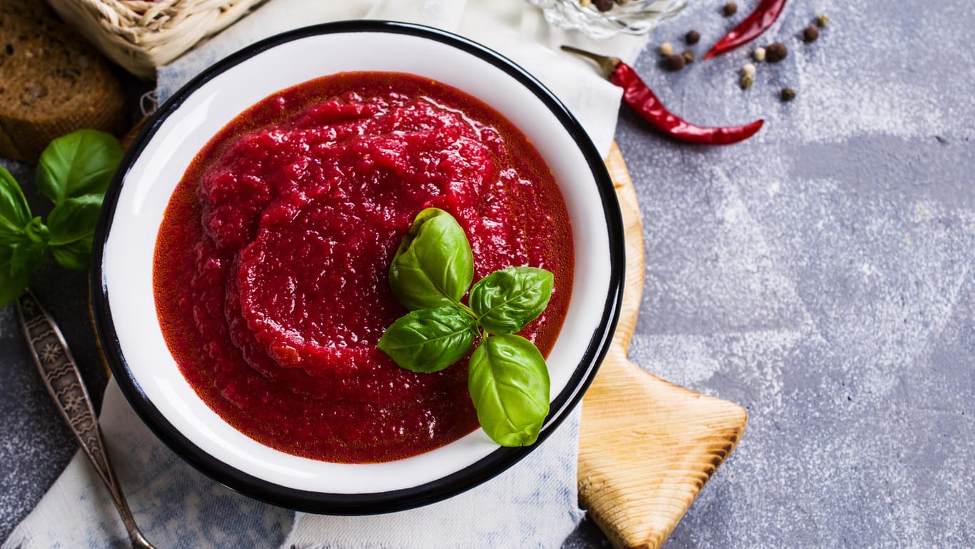 Rote-Beete-Suppe: Pürieren Sie die Zutaten fein mit einem Stabmixer.