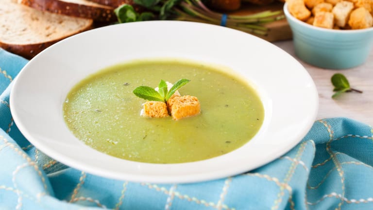 Erbsensuppe: Kokosmilch macht diese Suppe zu einem leckeren Essen mit dem gewissen Etwas.