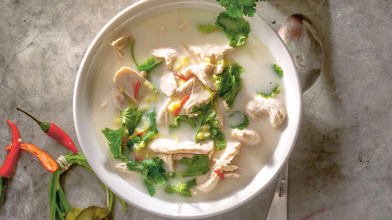 Thai-Hühnersuppe: Bei dieser Suppe darf Kokosmilch nicht fehlen. Sie mindert die Schärfe.