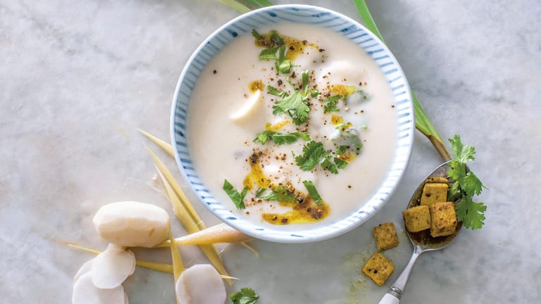 Topinambursuppe mit Zitronengras: Auch diese Suppe wird mit Kokosmilch angesetzt.