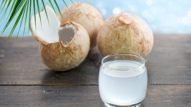 Kokoswasser: Es liefert etwa so viel Energie wie eine Saftschorle, enthält aber kaum Fett.