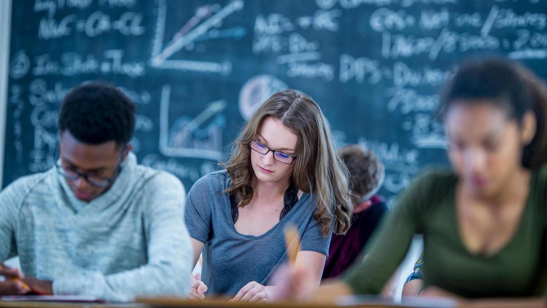 Schüler in einem Klassenraum: Junge Geflüchtete aus der Ukraine können jetzt in München einen ukrainischen Abschluss machen.