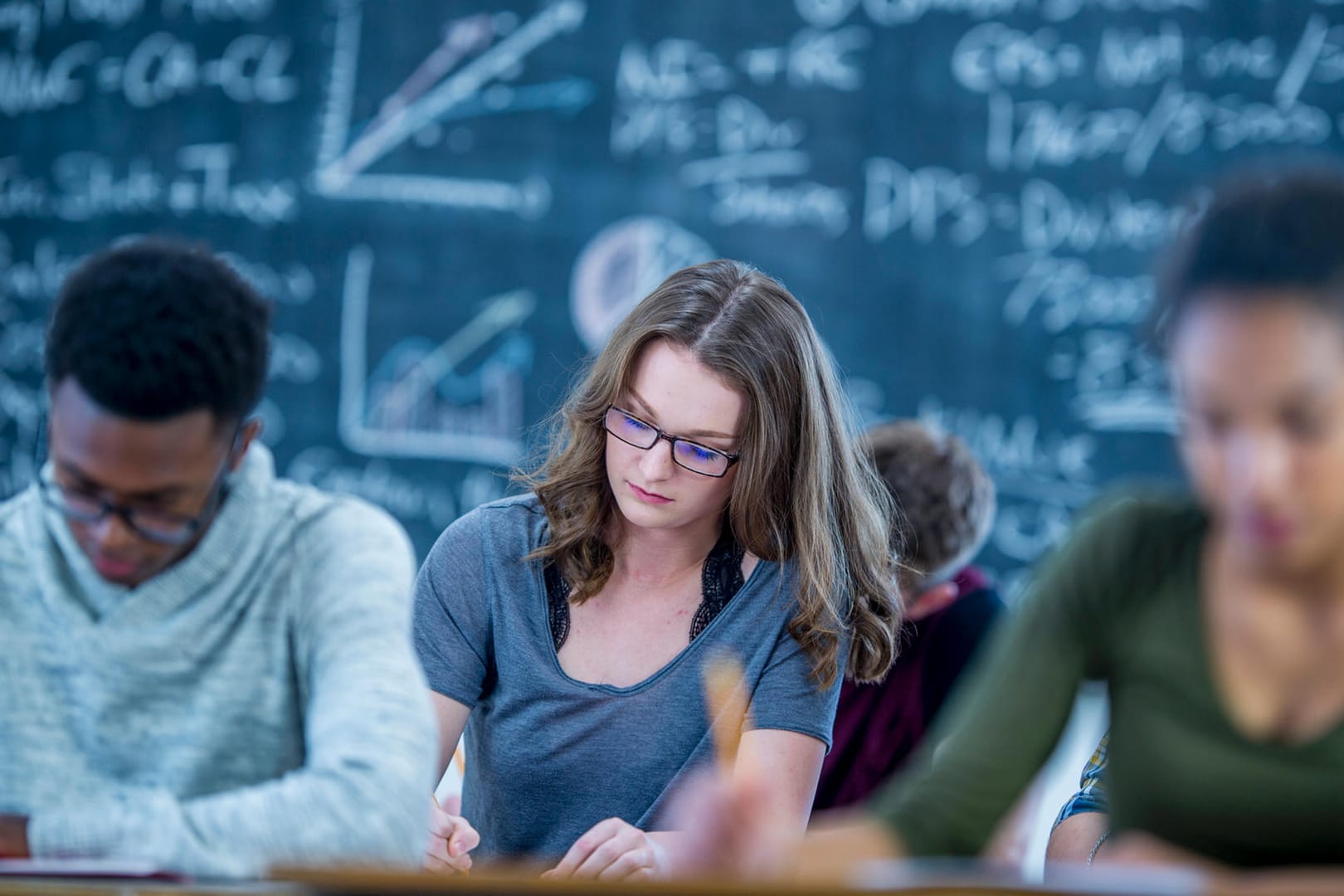 Schüler in einem Klassenraum: Junge Geflüchtete aus der Ukraine können jetzt in München einen ukrainischen Abschluss machen.