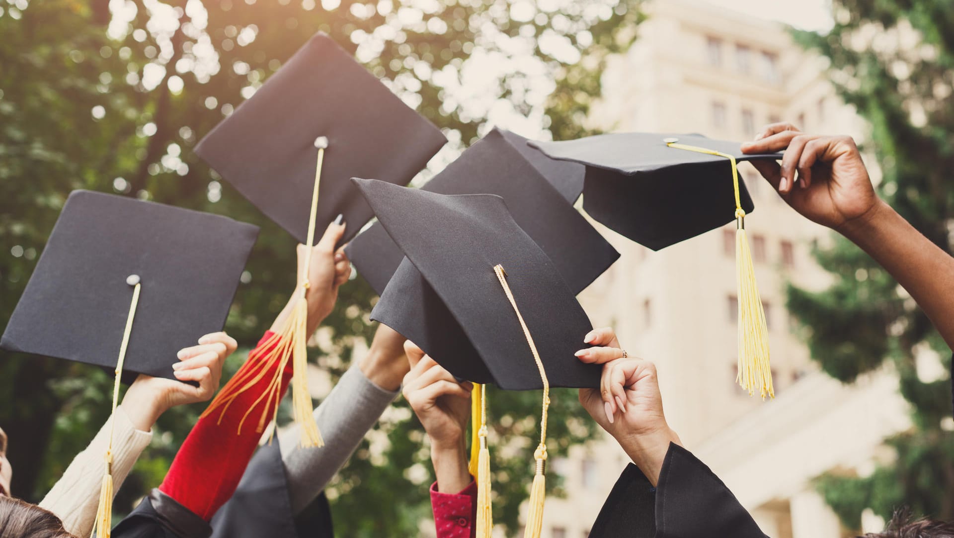 Studenten werfen ihre Hüte in die Luft: Ein Studium oder Praktikum im Ausland muss kein Traum bleiben. Bei der Finanzierung kann der Staat unter die Arme greifen.