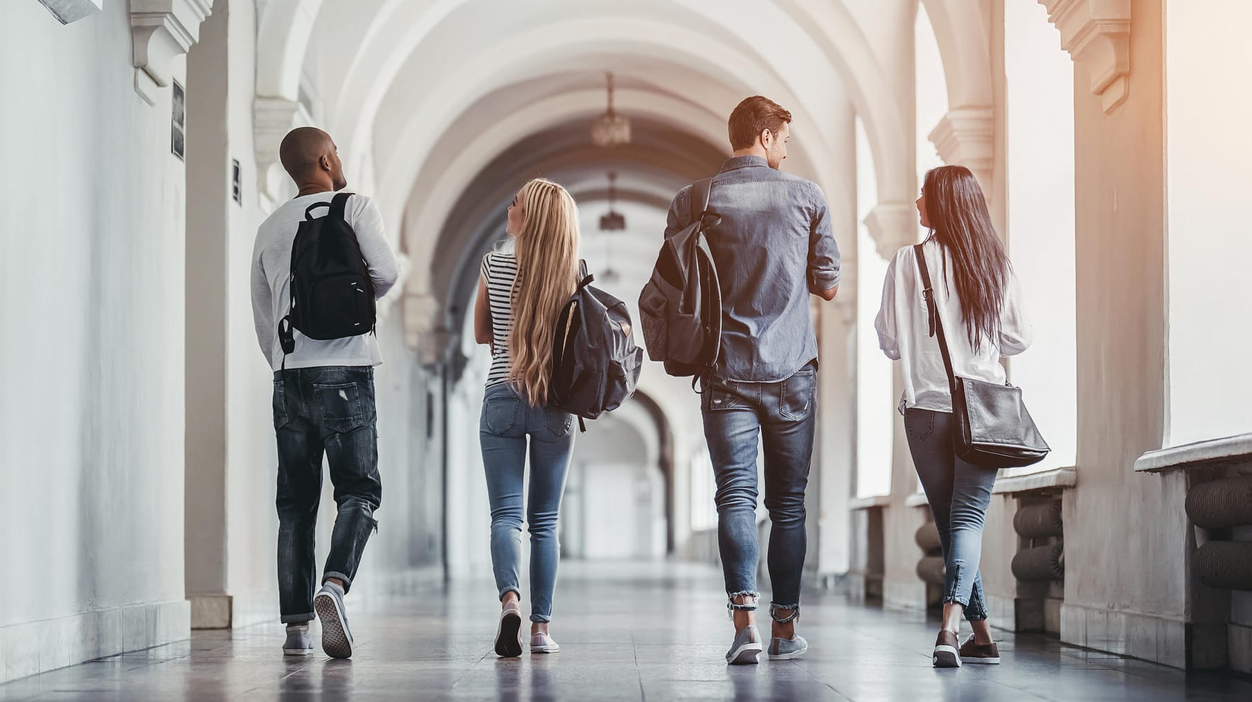 Studierende in einer Universität: Das Auslands-BAföG muss bei einem der Auslandsämter beantragt werden, die für jeweils bestimmte Länder zuständig sind.