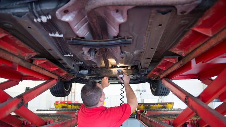 Ab auf die Hebebühne: Bei der Hauptuntersuchung prüfen Sachverständige regelmäßig die wichtigen Komponenten jedes Autos.