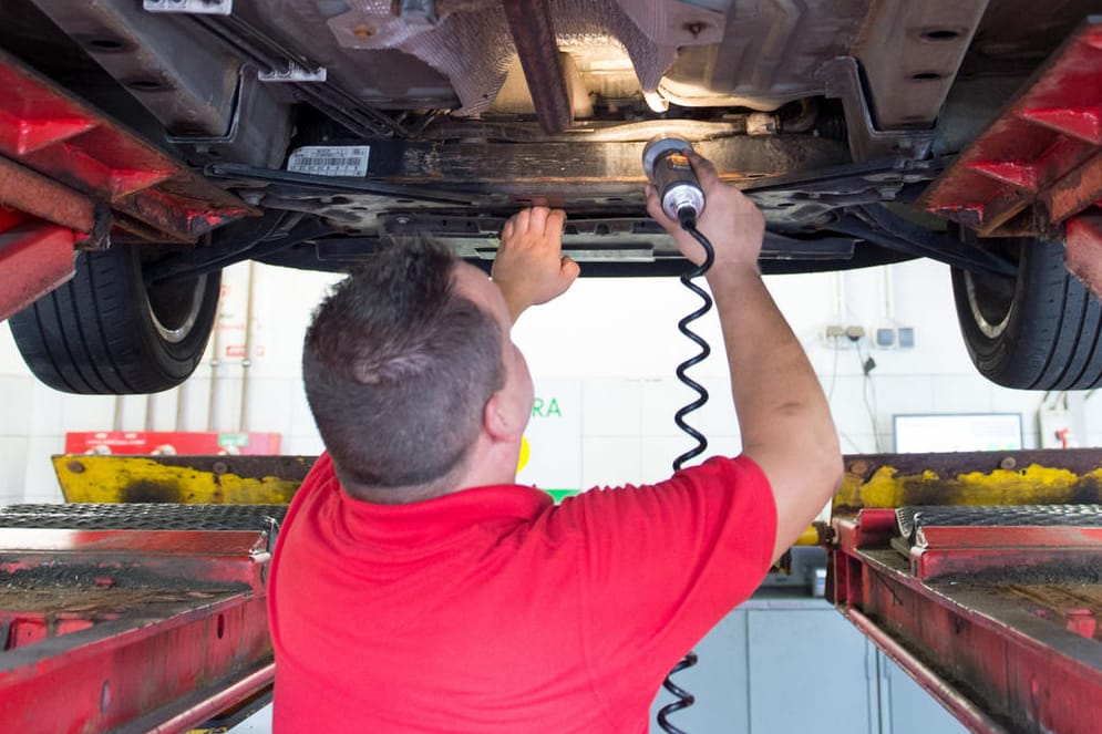 Ab auf die Hebebühne: Bei der Hauptuntersuchung prüfen Sachverständige regelmäßig die wichtigen Komponenten jedes Autos.