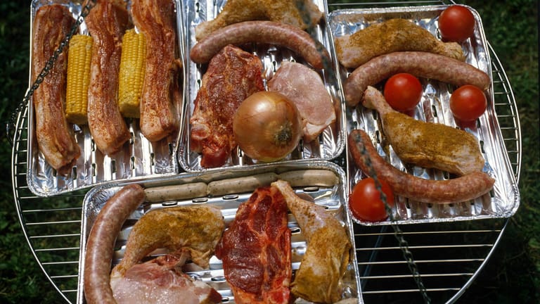 Aluschalen auf dem Grill: Grillschalen sollen vermeiden, dass Säfte und Fett in die Glut tropfen.