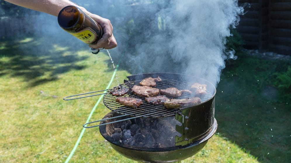 Grill ablöschen mit Bier: Was Sie beim Barbecue beachten sollten.