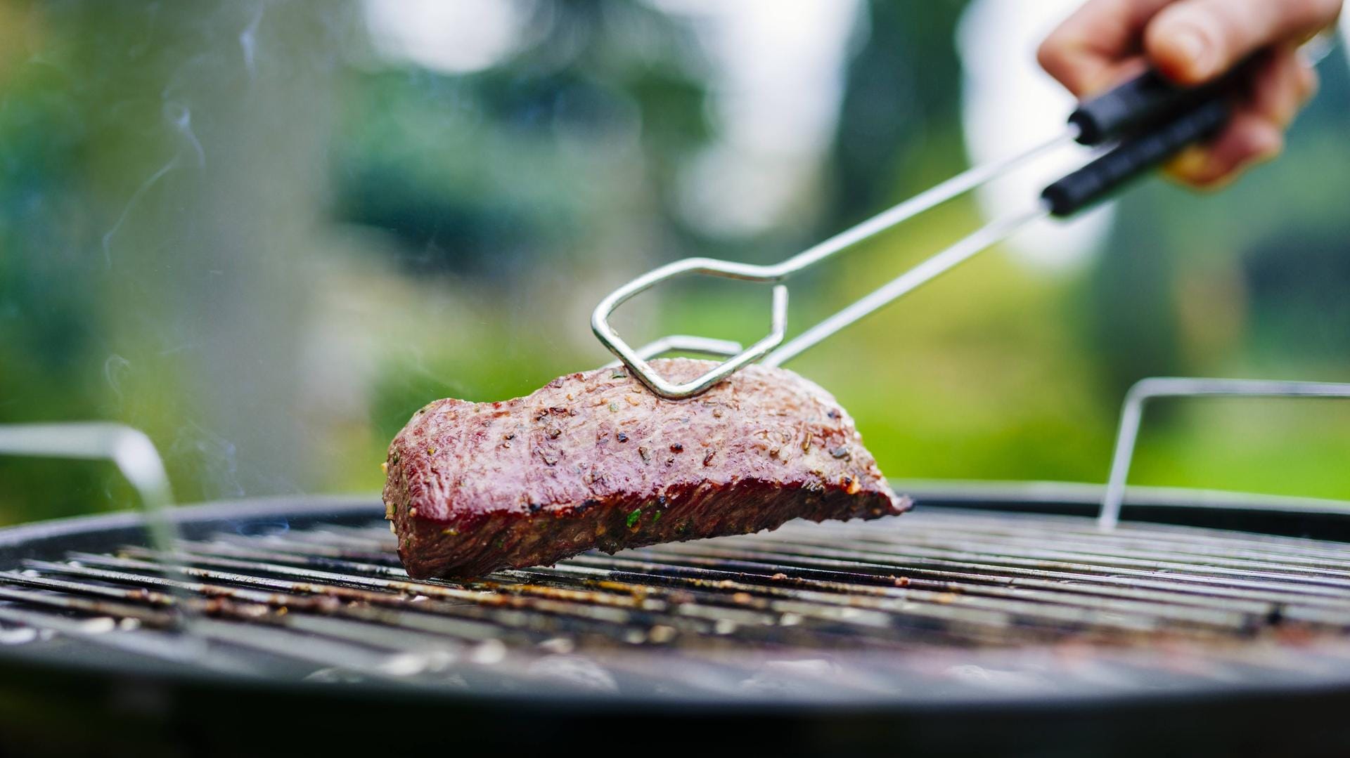 Grillen mit Grillzange: Das häufige Wenden von Grillgut wird nicht empfohlen.