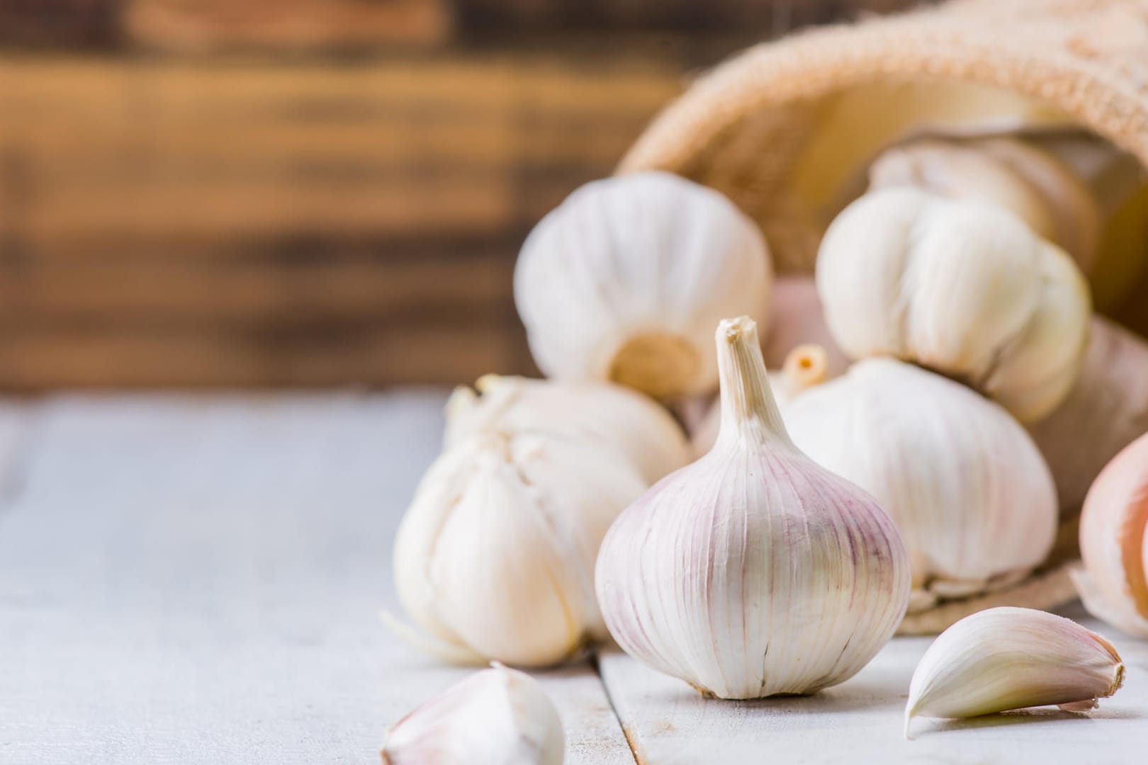 Knoblauch: Das Gewürz lässt sich in einem speziellen Topf am besten lagern.