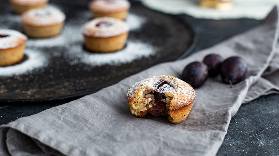 Diese fluffigen Zwetschgentörtchen sind schnell gemacht. Heizen Sie zuerst den Backofen auf 180°C Ober-/Unterhitze vor.