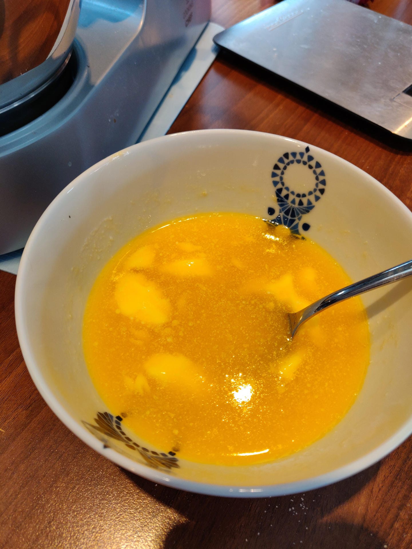 Erwärmen Sie die Butter kurz in der Mikrowelle, bis sie leicht flüssig ist. Stellen Sie die Butter beiseite und lassen sie etwas abkühlen.