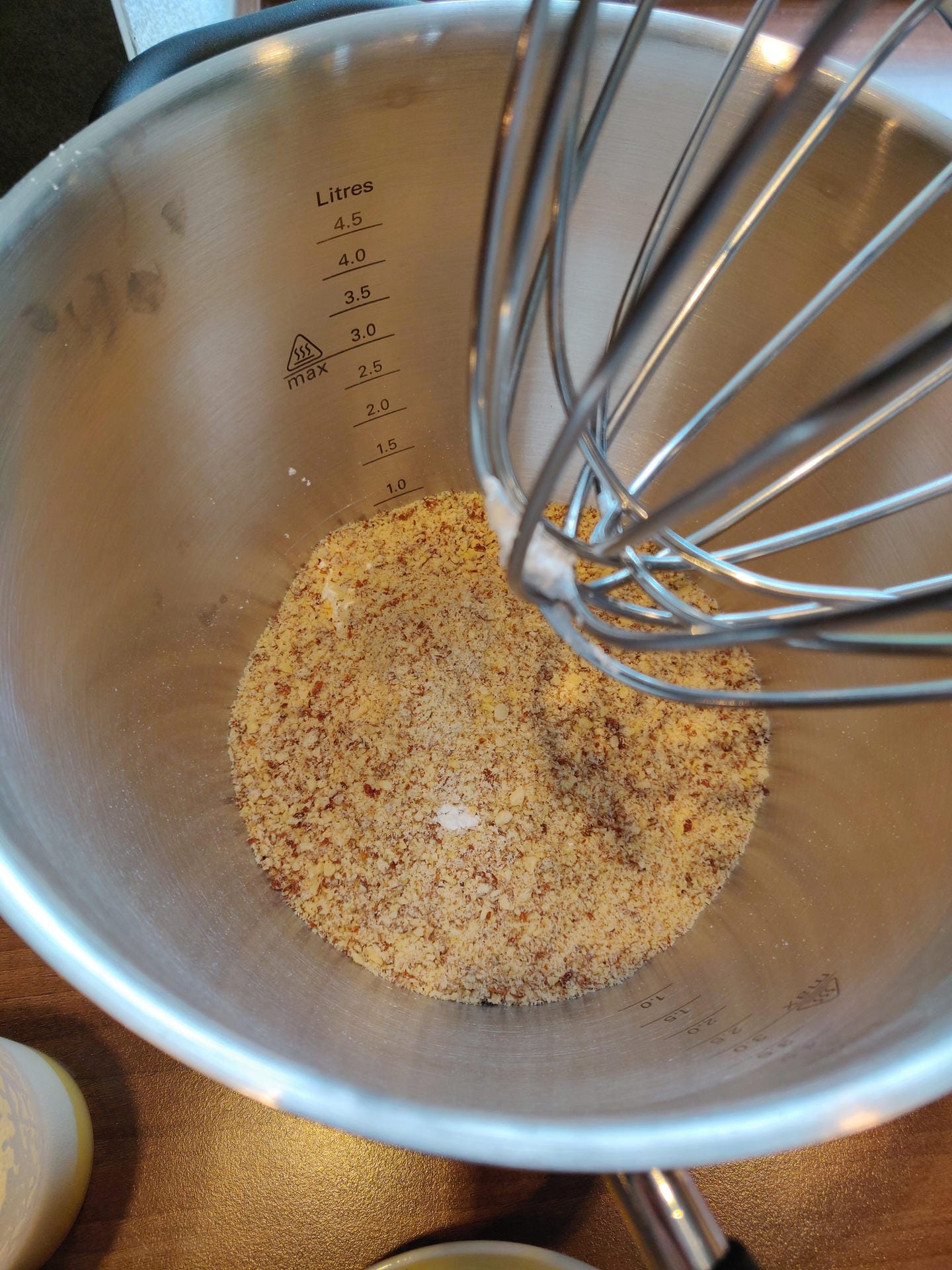 Geben Sie das Mehl mit dem Puderzucker und den gemahlenen Mandeln in eine Schüssel und vermischen Sie alles kurz. Sammeln Sie nun das Eiweiß in einem extra Gefäß. Schlagen Sie es, bis es eine etwas festere Konsistenz hat, aber noch nicht steif ist.