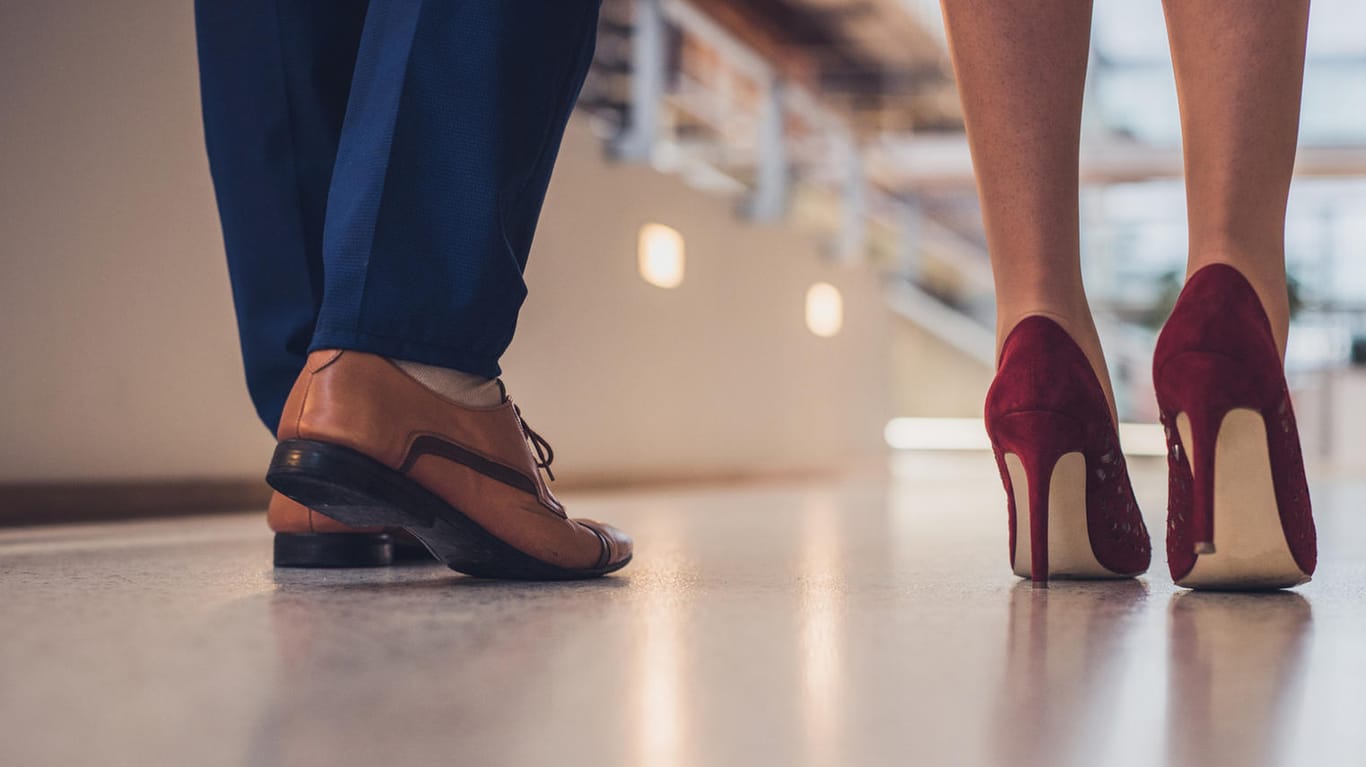 Quietschende Schuhe: Manchmal ist es ein Fußbodenbelag wie Linoleum, der das nervige Geräusch verursacht.