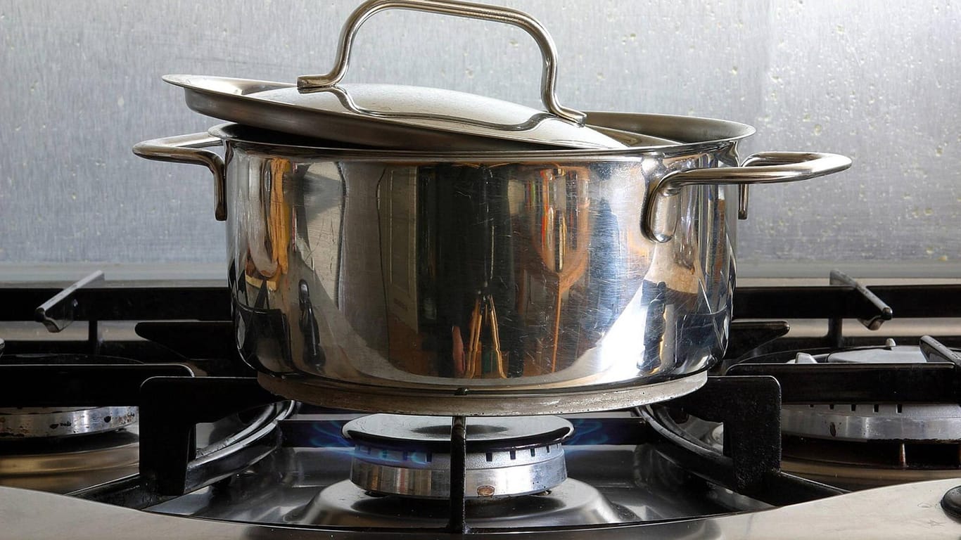 Kochtopf auf einem Gasherd: Mit einem Gasherd lässt sich Strom sparen.