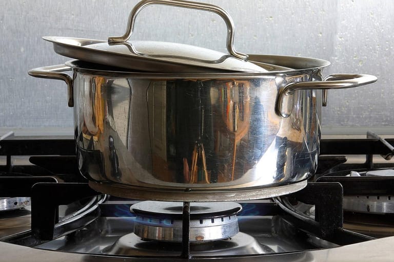 Kochtopf auf einem Gasherd: Mit einem Gasherd lässt sich Strom sparen.