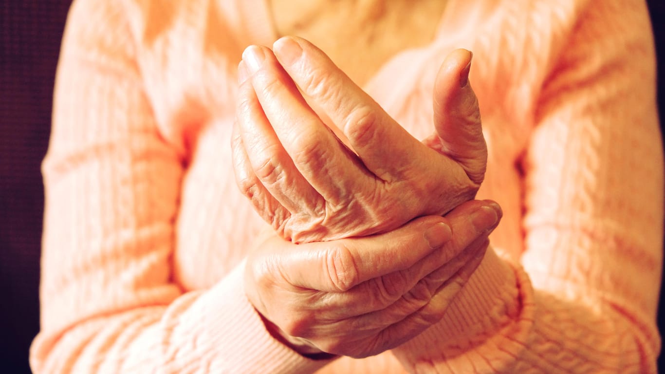 Schmerzende Hände: Arthrose führt zu starken Schmerzen an den Gelenken.