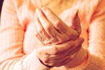 Schmerzende Hände: Arthrose führt zu starken Schmerzen an den Gelenken.