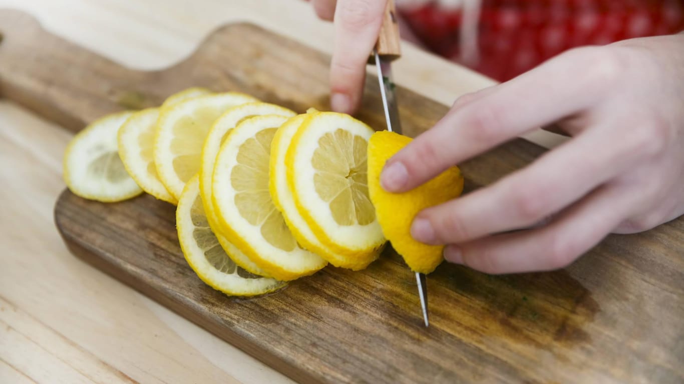 Zitrone: In Scheiben geschnitten bringt die Frucht die Mikrowelle zum Glänzen.