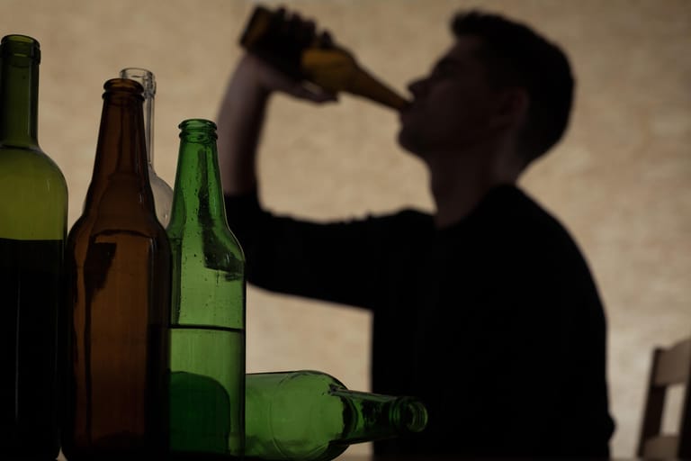 Eine Alkoholsucht beginnt meist schleichend und beeinflusst immer mehr den Alltag des Betroffenen. Erste Anzeichen sind regelmäßiger übermäßiger Konsum und das heimliche Trinken von Alkohol beispielsweise am Arbeitsplatz. Beschaffung und Konsum werden dabei immer mehr zum Lebensinhalt.