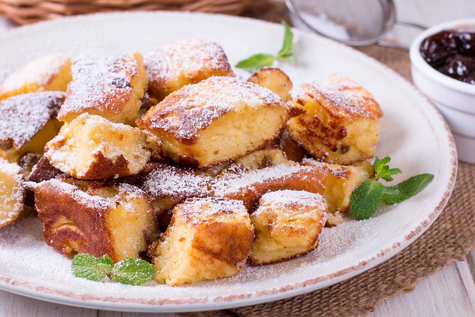 Kaiserschmarrn: Das Gericht schmeckt mit und ohne Rosinen.