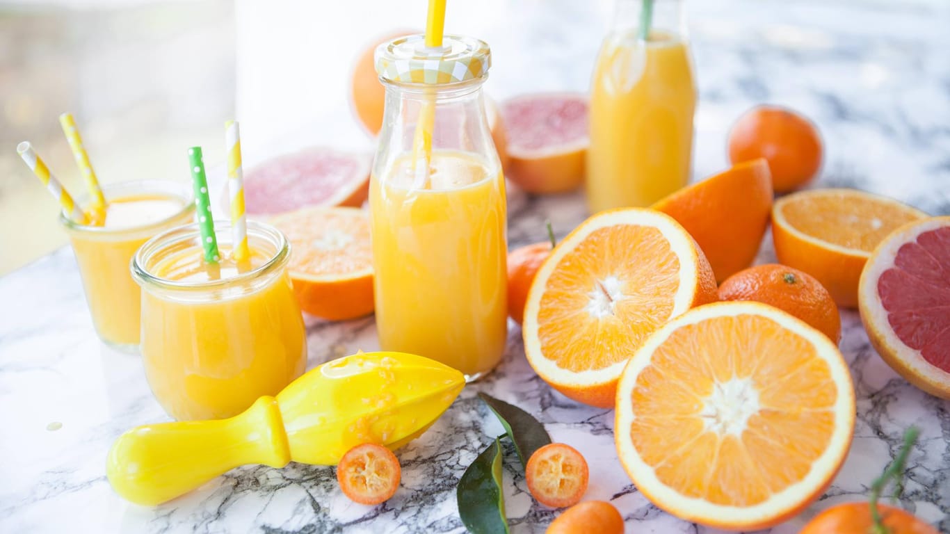 Orangensaft: Ein Glas am Tag kann den Bedarf an Vitamin C schon fast vollständig decken.