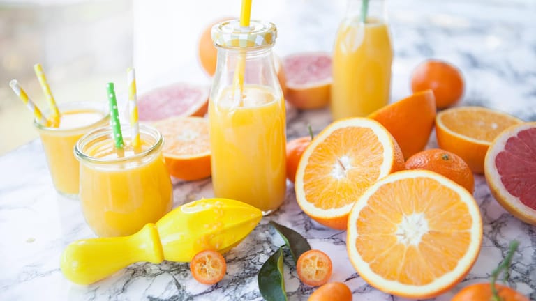 Orangensaft: Ein Glas am Tag kann den Bedarf an Vitamin C schon fast vollständig decken.