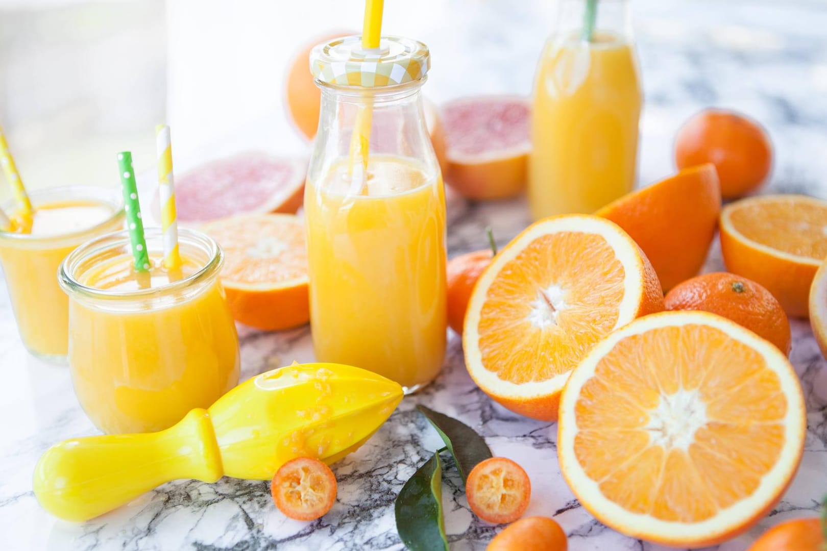 Orangensaft: Ein Glas am Tag kann den Bedarf an Vitamin C schon fast vollständig decken.