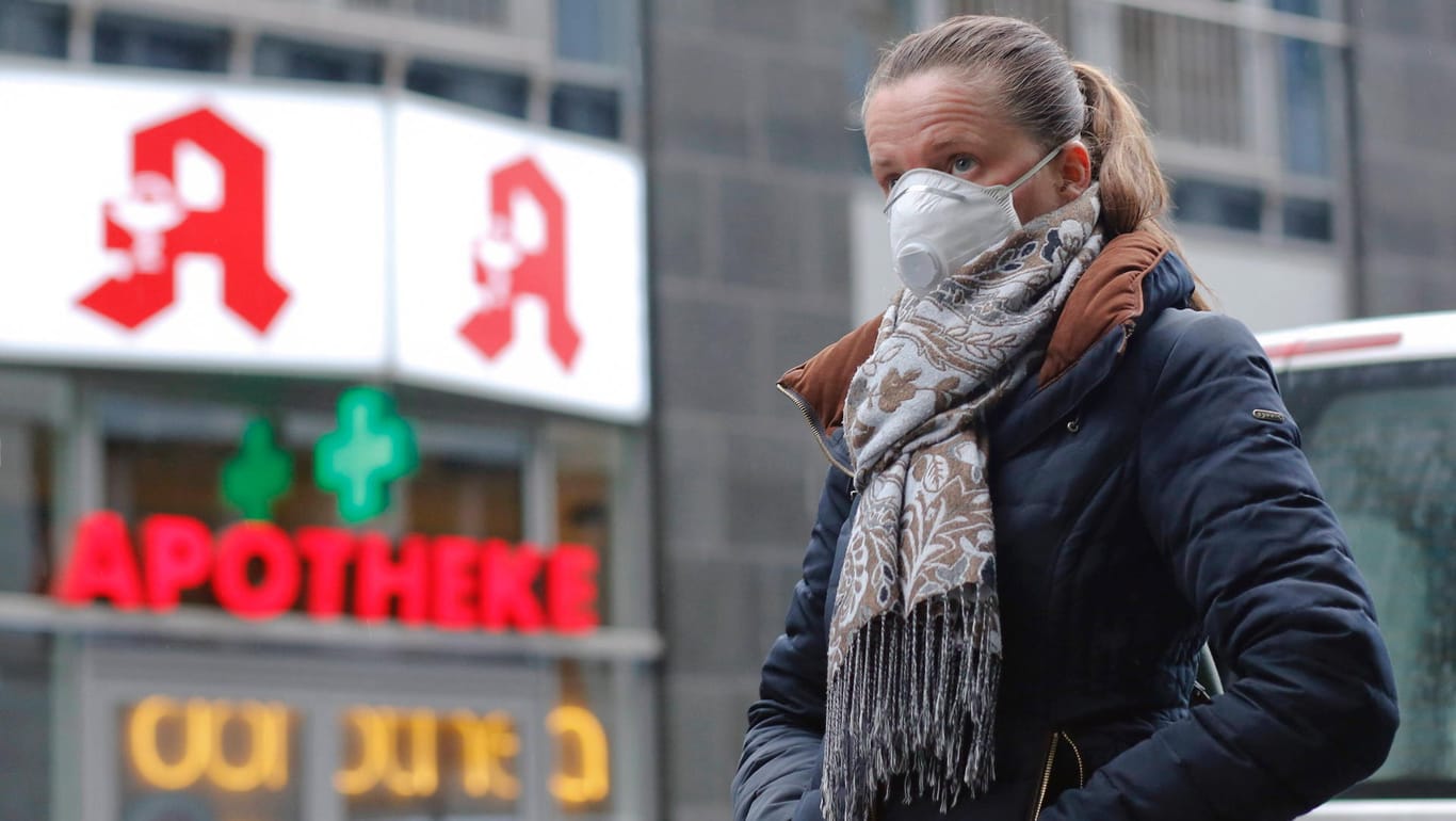 Eine Frau mit Atemschutzmaske: Der Inzidenzwert steigt weiter an.