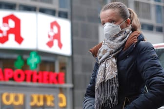Eine Frau mit Atemschutzmaske: Der Inzidenzwert steigt weiter an.