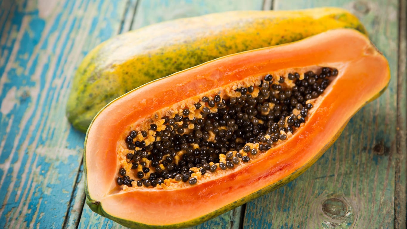 Papaya: Auch die Samen der Tropenfrucht können gegessen werden.