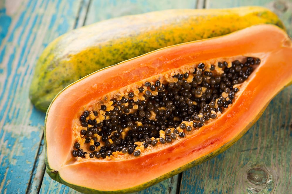 Papaya: Auch die Samen der Tropenfrucht können gegessen werden.