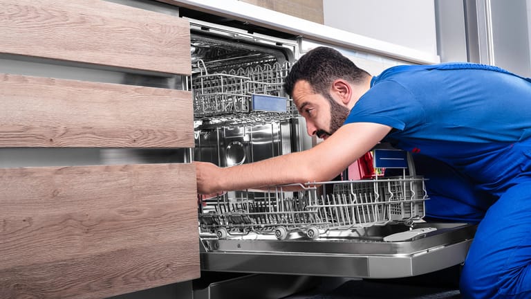 Spülmaschine: Wer seinen Geschirrspüler regelmäßig reinigt, kann sich unter Umständen den Handwerker sparen.