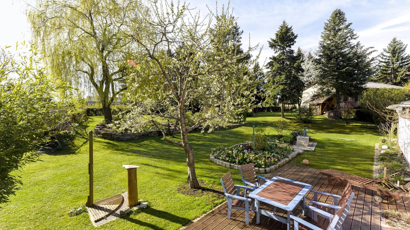 Garten mit Terrasse: Holzböden lassen sich leicht mit Hausmitteln reinigen.