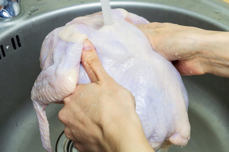 Geflügelfleisch: Durch spritzendes Wasser wird die Gefahr für die Gesundheit erhöht.
