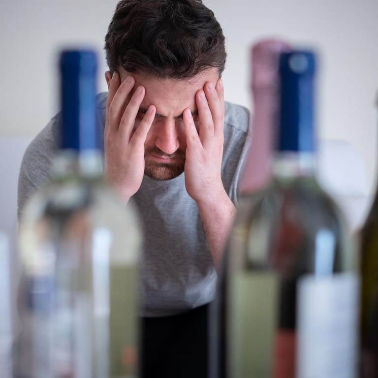 Zu viel Alkohol: Alkoholiker können Sie bereits mit zwei Fragen entlarven.