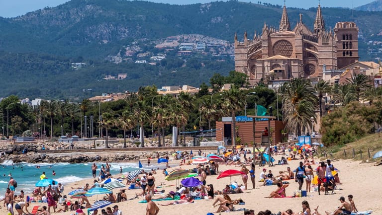 Der Strand Can Pere Antoni auf Mallorca: Ganz Spanien zählt jetzt nicht mehr zu den Hochrisikogebieten.