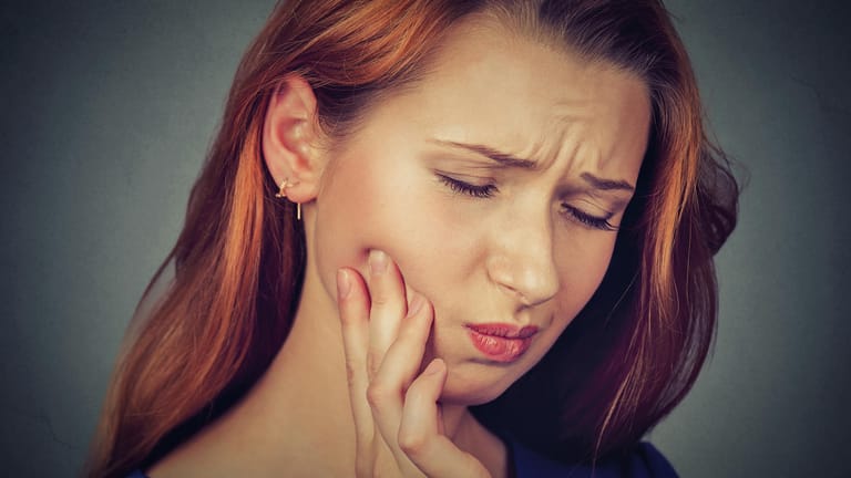 Schmerzen im Mund: Zahnfleischentzündungen entstehen meist durch mangelnde Mundhygiene.