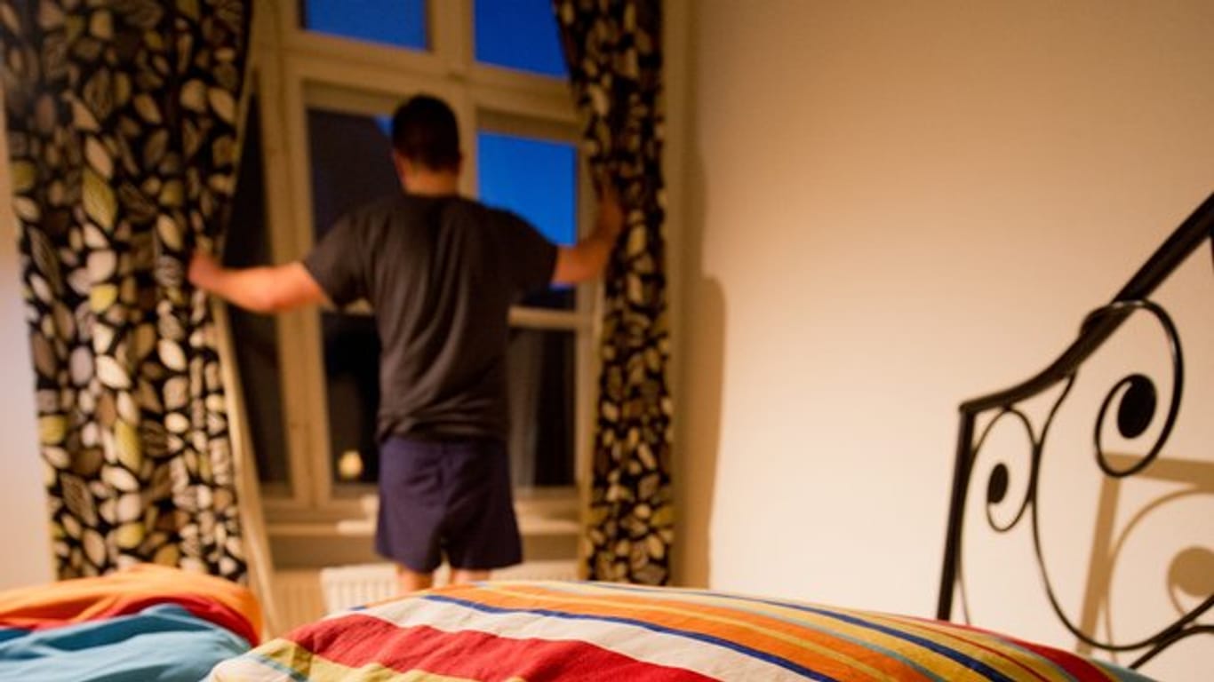 Rituale helfen beim Einschlafen - vor dem Zubettgehen noch kurze Zeit aus dem Fenster zu schauen zum Beispiel.