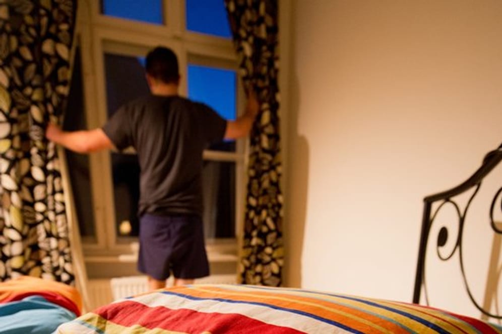 Rituale helfen beim Einschlafen - vor dem Zubettgehen noch kurze Zeit aus dem Fenster zu schauen zum Beispiel.