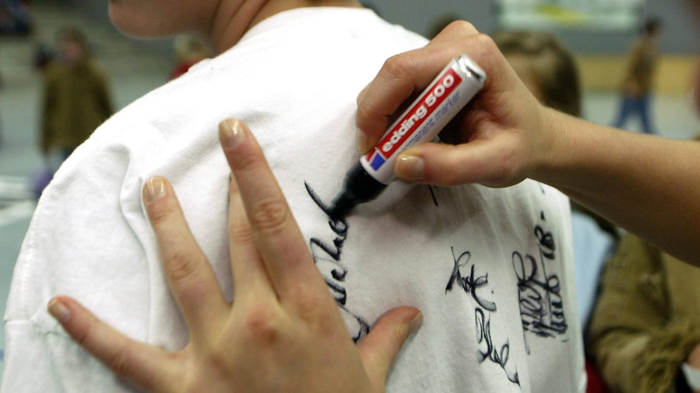 Edding entfernen: Wenn man das Autogramm nicht mehr mag, kann man es mit Haar- oder Fußspray ablösen.
