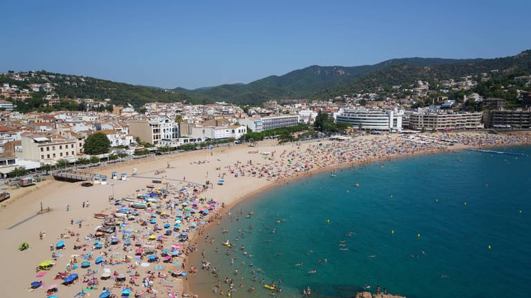 Der Strand von Tossa de Mar: Seit Ende Juli 2021 wird auch der beliebte Ferienort an der Costa Brava wieder als Hochrisikogebiet eingestuft.