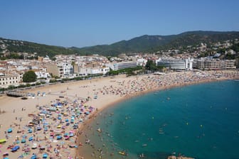 Der Strand von Tossa de Mar: Seit Ende Juli 2021 wird auch der beliebte Ferienort an der Costa Brava wieder als Hochrisikogebiet eingestuft.