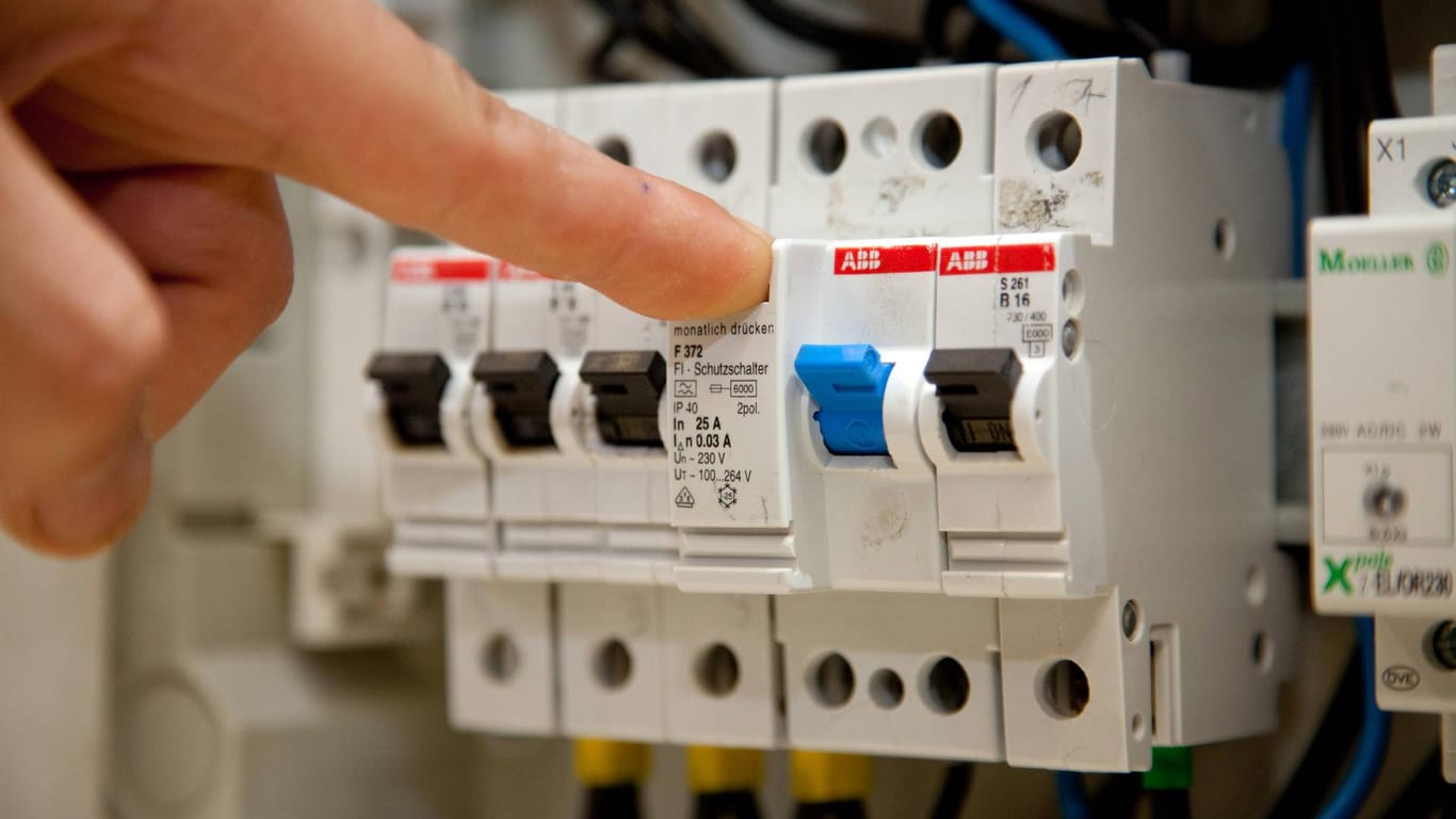 FI-Schalter: Um Schaden vorzubeugen, ist es wichtig, einen Fehlerstromschutz-Schalter im Stromkasten zu haben.