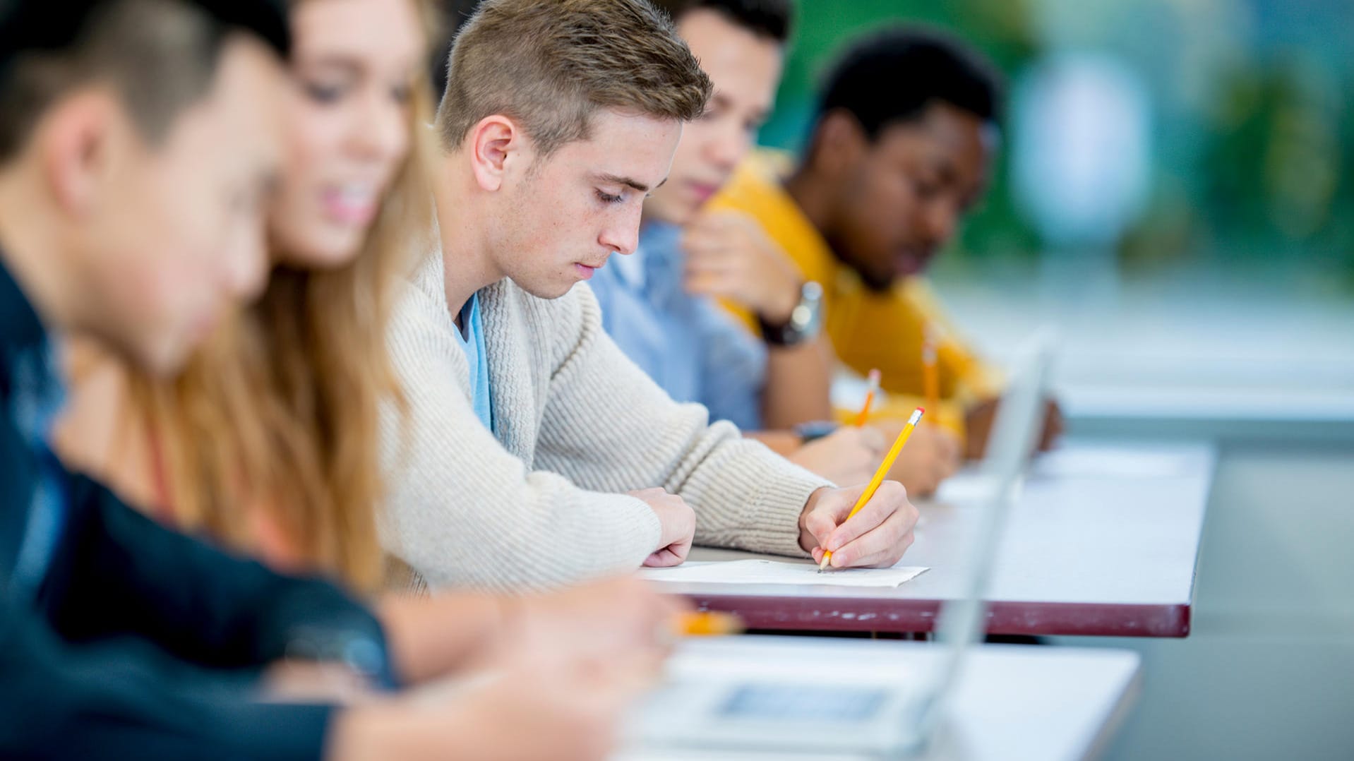 Studenten arbeiten im Seminarraum (Symbolbild): Wer BAföG bezieht, muss die Hälfte davon später zurückzahlen.