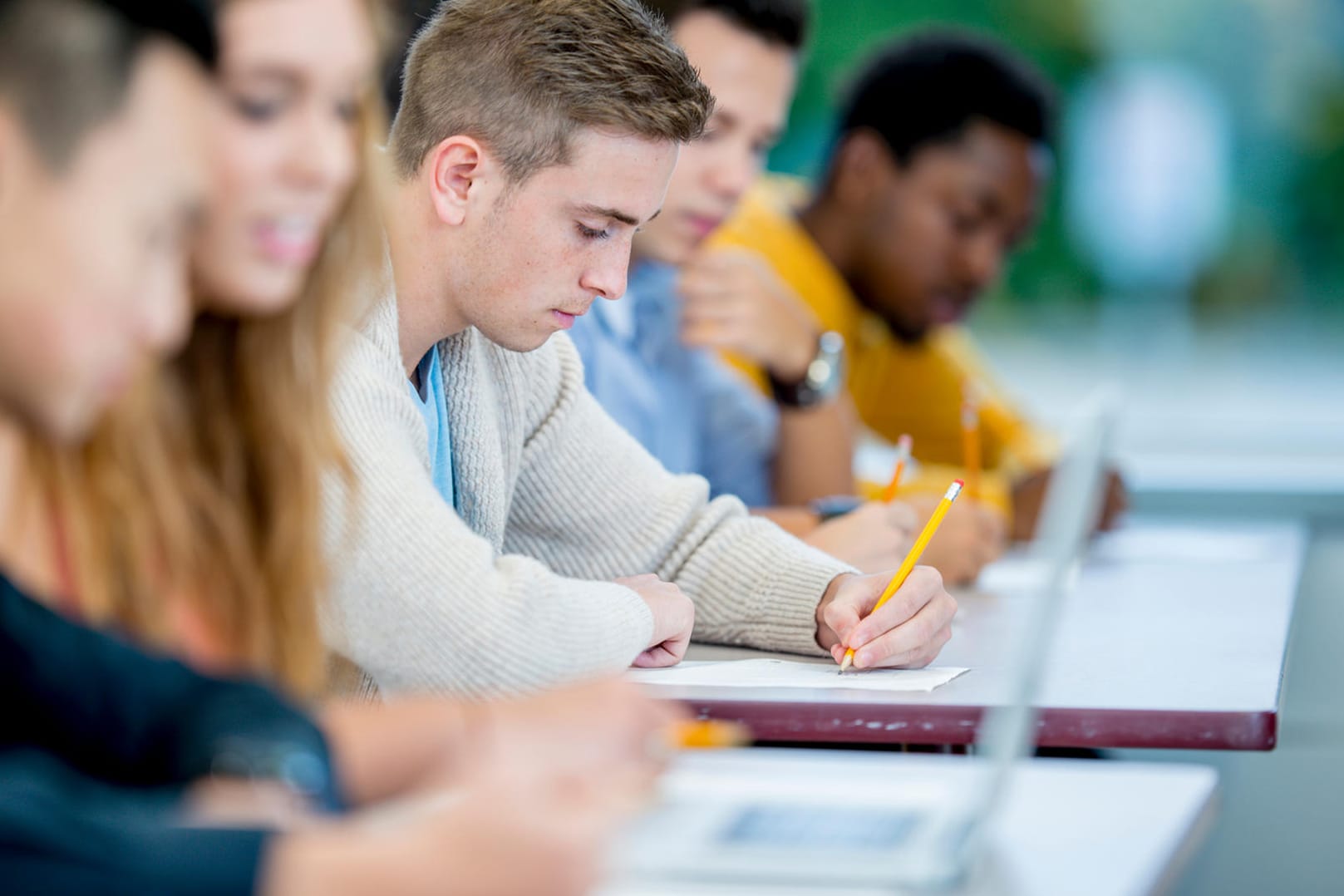 Studenten arbeiten im Seminarraum (Symbolbild): Wer BAföG bezieht, muss die Hälfte davon später zurückzahlen.