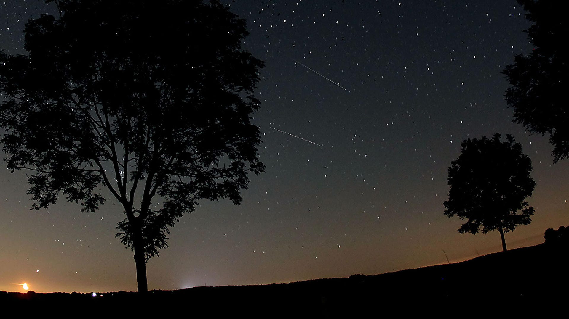 Sternschnuppen der Perseiden sind in der Nähe von Nettersheim in der Eifel zu sehen: Am 12. August erreicht der Meteorregen seinen Höhepunkt.