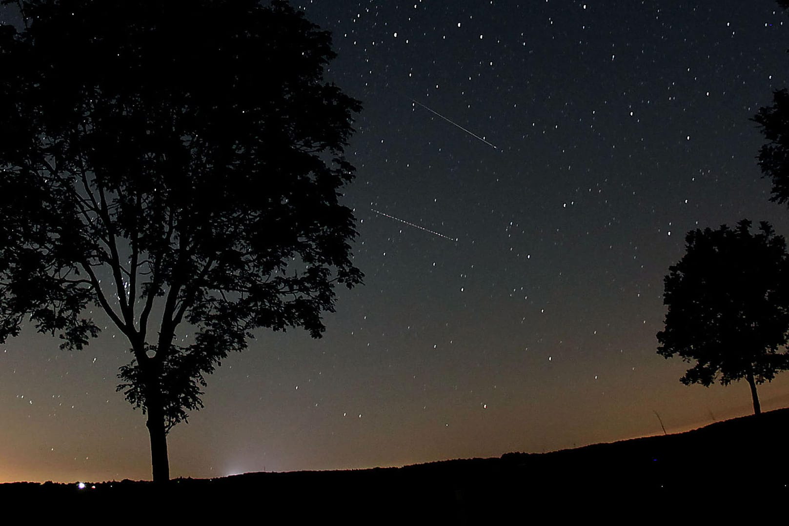 Sternschnuppen der Perseiden sind in der Nähe von Nettersheim in der Eifel zu sehen: Am 12. August erreicht der Meteorregen seinen Höhepunkt.