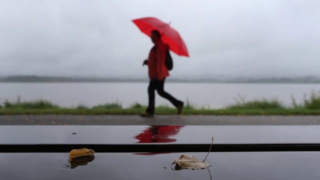 Warm anziehen: Nässe und Kälte sind Vorboten typischer Herbst- und Winterkrankheiten.